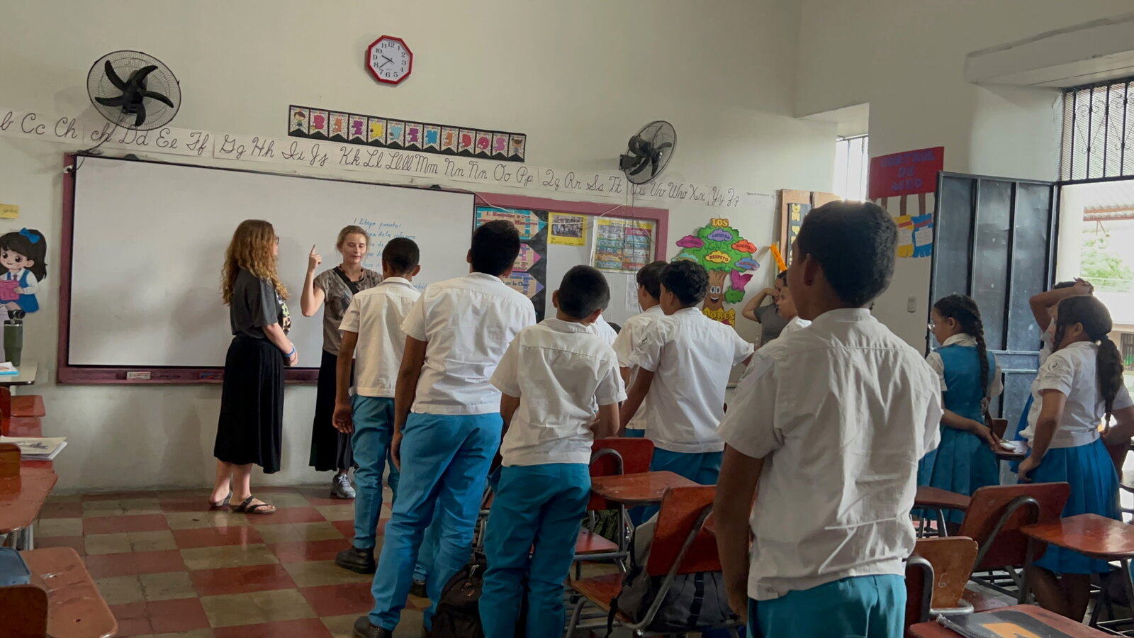Ashley Robertson teaching a class of schoolchildren in Sabanagrande.